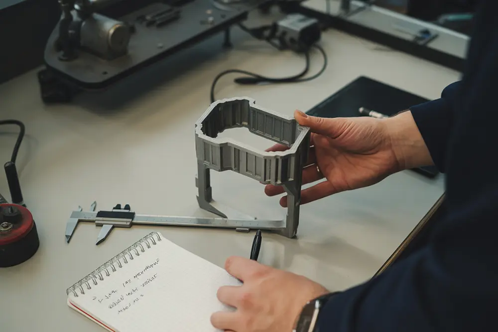 wydruk z drukarki 3d na biurku inżyniera w firmie